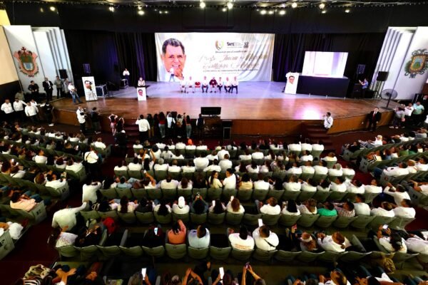 Reitera Rocío Nahle respaldo total al magisterio; reconoce su fuerza, unidad y compromiso con Veracruz
