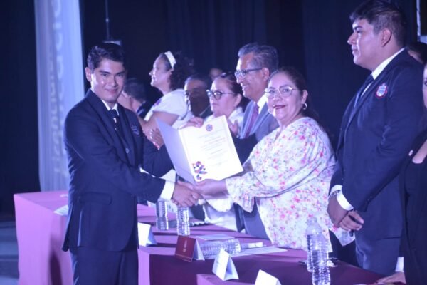 Egresan 315 estudiantes de Licenciatura y Posgrado en la BENV Enrique C. Rébsamen