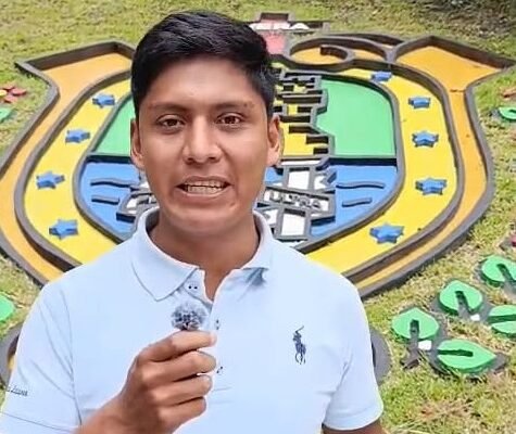 Docente de educación indígena feliz de preservar la lengua materna entre sus alumnos.