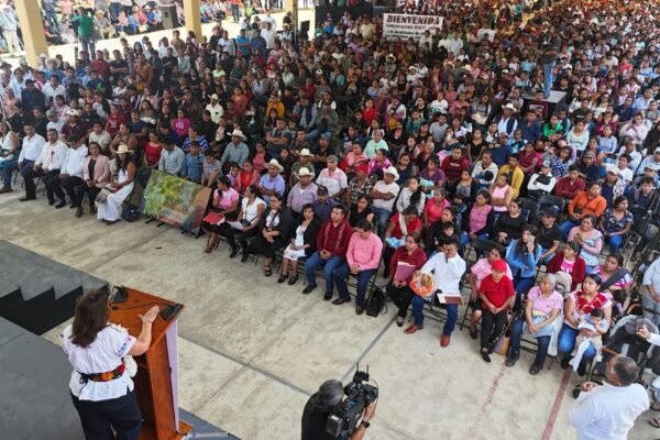 Rocío Nahle entrega Apoyo a la Palabra a mil 994 emprendedores de la sierra de Zongolica