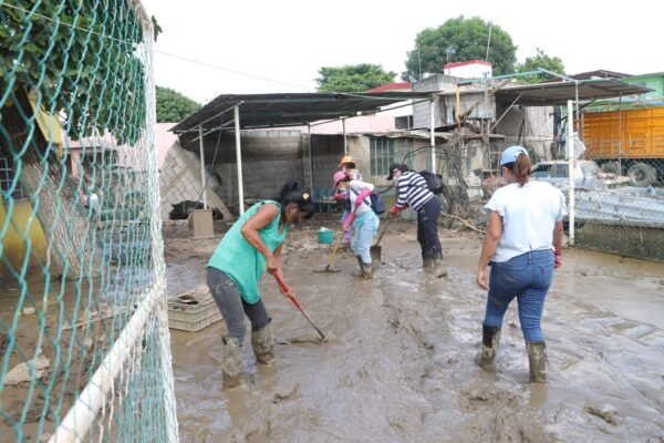 Más de mil 300 trabajadores de la SEV ayudan a familias afectadas en Poza Rica