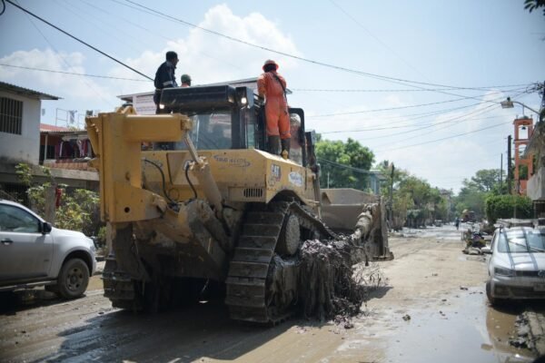 Gobierno y sector privado suman maquinaria para rehabilitar caminos en la zona norte